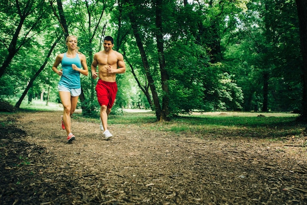 Pareja joven fitness corriendo