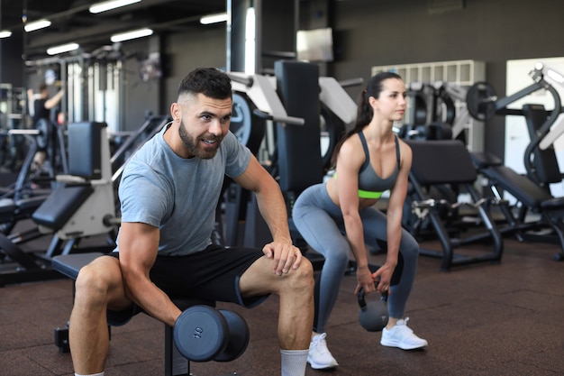 Pareja joven en forma está en buena forma.