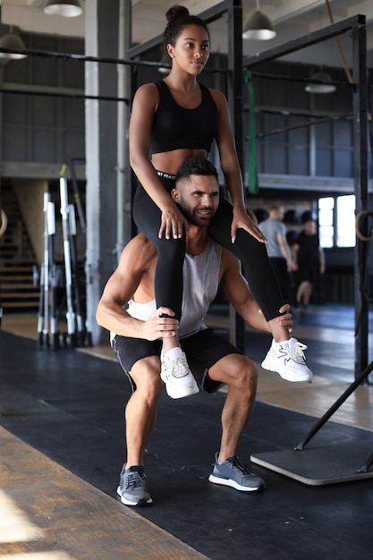 Pareja joven en forma está en buena forma.