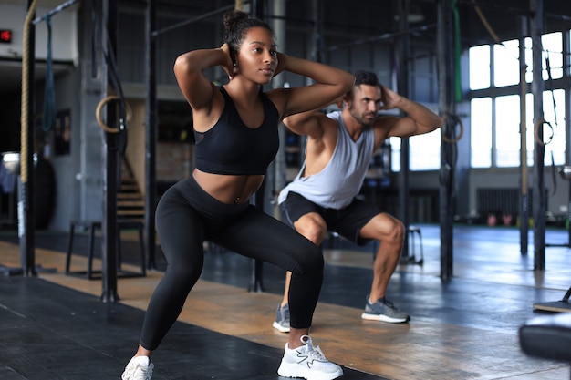 Pareja joven en forma está en buena forma.