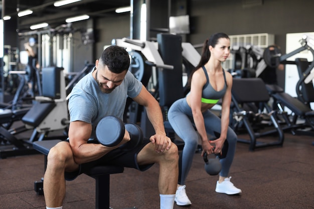 Pareja joven en forma está en buena forma.