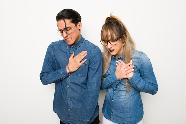 Pareja joven con gafas teniendo un dolor en el corazón