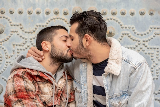 Pareja joven gay enamorado besándose