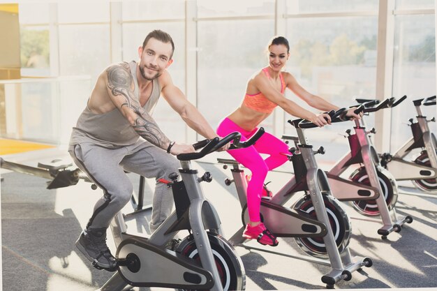 Pareja joven, en, gimnasio