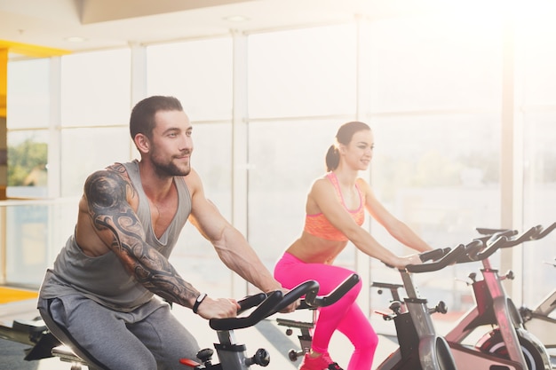 Pareja joven, en, gimnasio