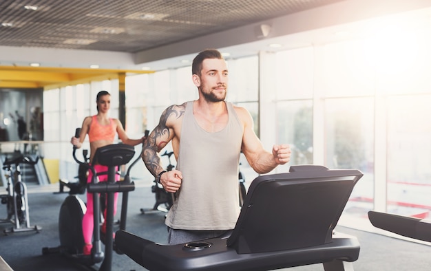 Pareja joven, en, gimnasio