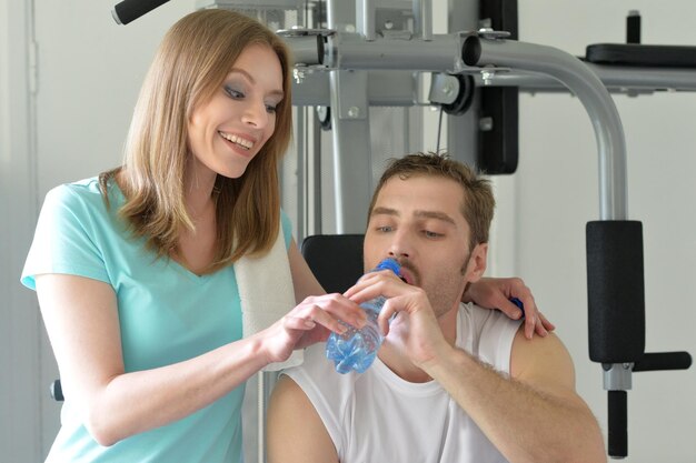 Pareja joven, en, gimnasio