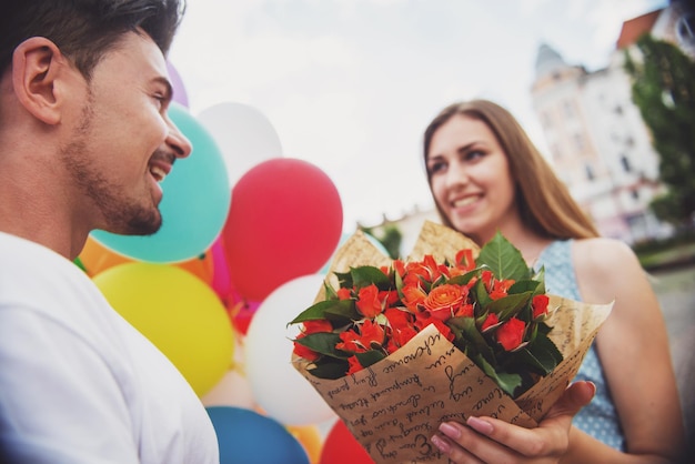 Una pareja joven con globos