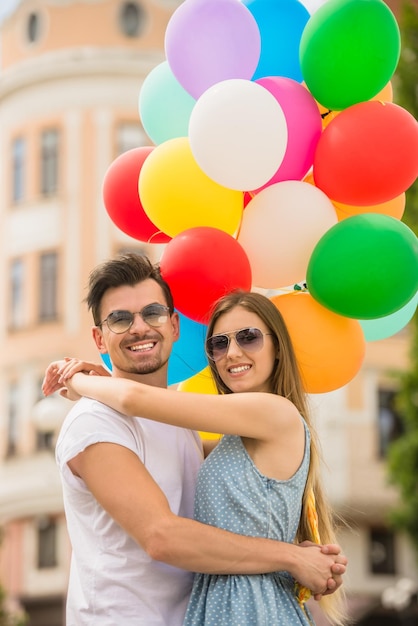 Una pareja joven con globos