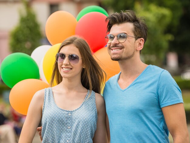 Una pareja joven con globos