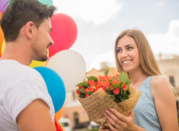 Una pareja joven con globos