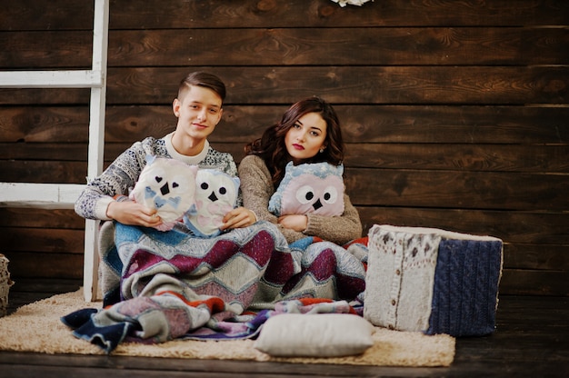 Pareja joven en una habitación