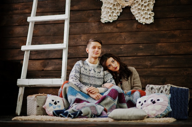 Pareja joven en una habitación