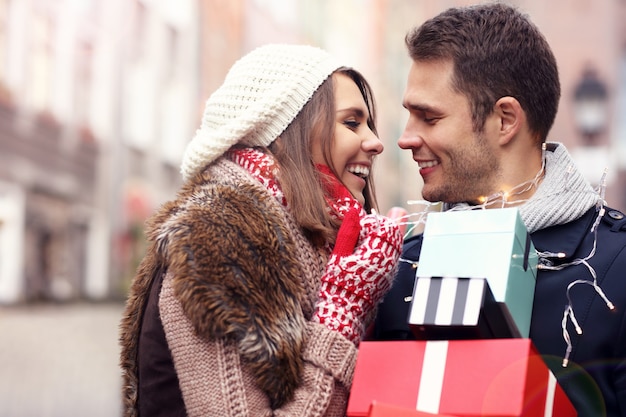 pareja joven, hacer, compras navideñas, en la ciudad