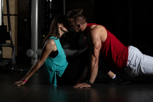 pareja joven, hacer, pushups, en, un, gimnasio