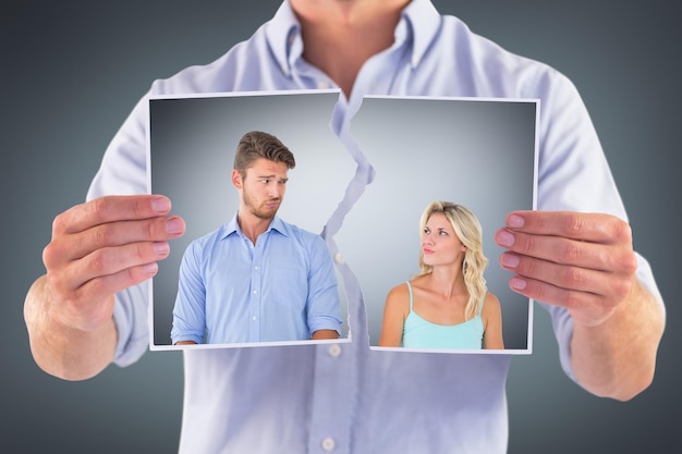 Pareja joven haciendo caras tontas contra vignette gris