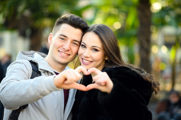 Pareja joven haciendo un corazón con sus manos