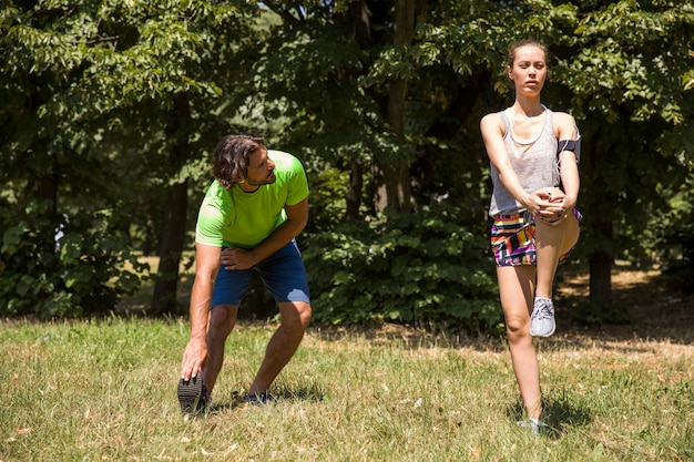 Pareja joven haciendo ejercicio en el parque