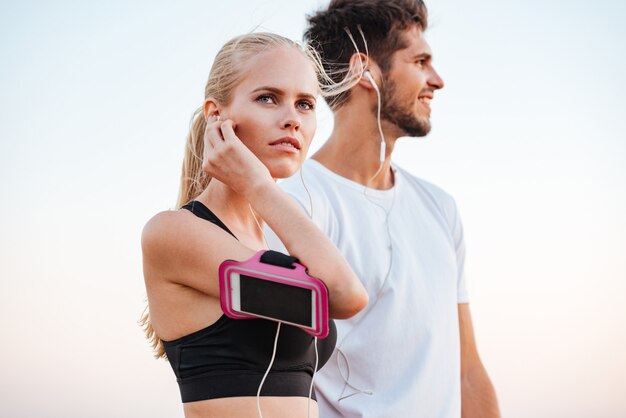 Pareja joven hermosa deportes preparándose para un maratón