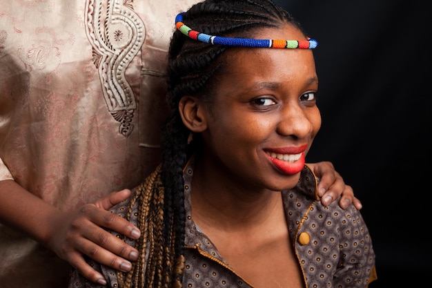 Pareja joven hermosa modelo de moda africana enamorada en vestido tradicional con un tazón