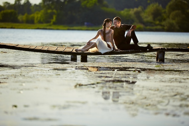 Pareja joven hermosa en un puente