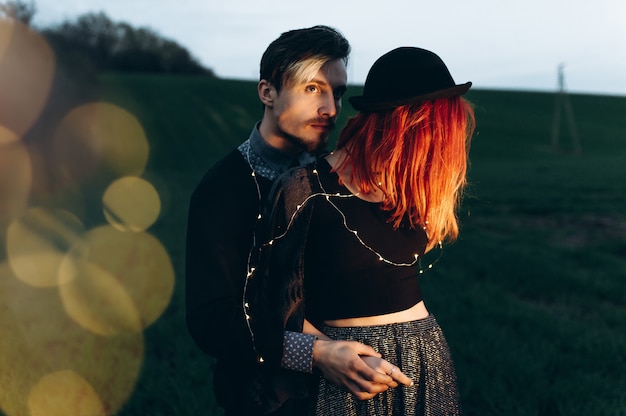 Pareja joven hermosa sesión de fotos al aire libre