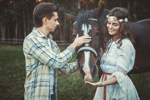 Pareja joven y hermoso caballo