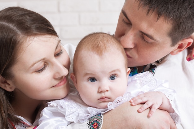 Pareja joven, con, hija bebé