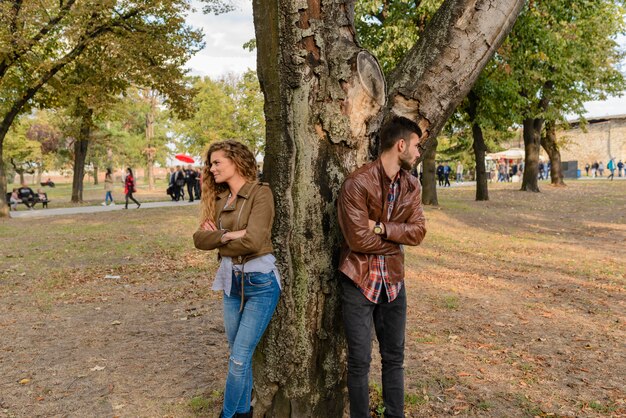 Foto pareja joven ignorando mutuamente en el parque público