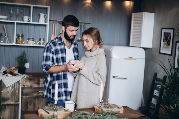 Pareja joven inconformista en la cocina