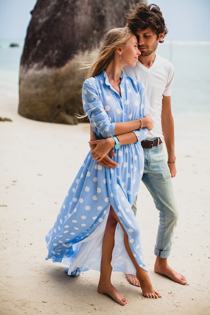 Pareja joven inconformista con estilo en el amor en la playa tropical durante las vacaciones