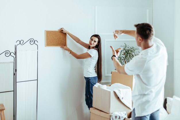 Foto pareja joven inventando el interior de su nuevo apartamento