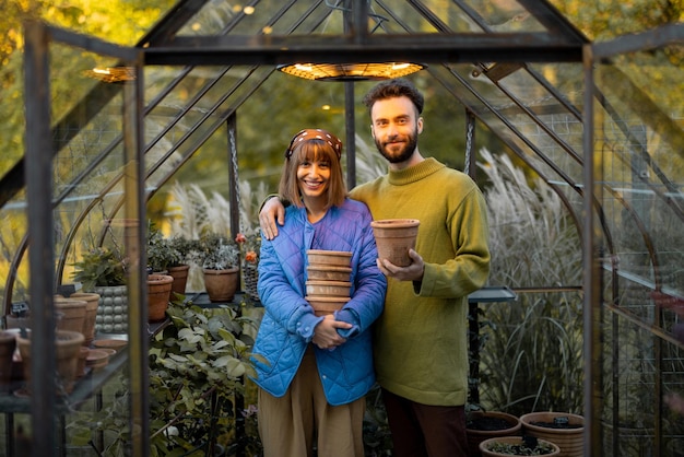 pareja joven, en, invernadero, en, jardín