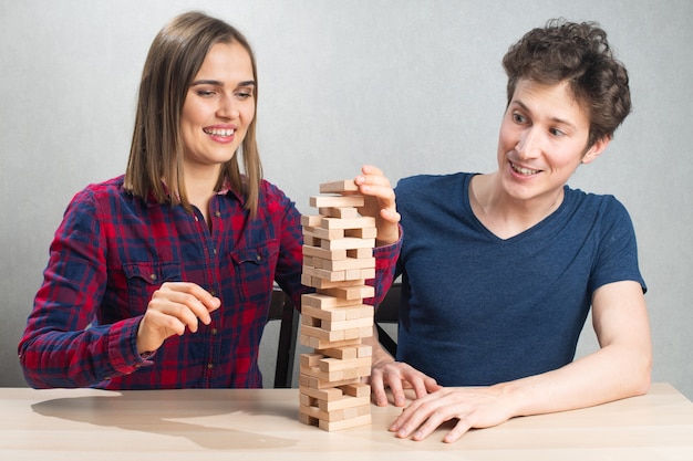 Foto pareja joven juega un juego de mesa