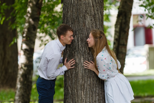 Pareja joven juega en el parque