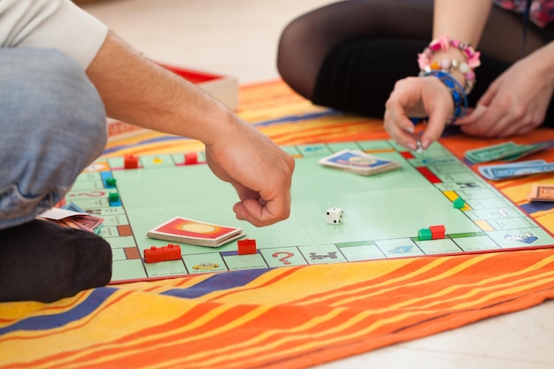 Foto pareja joven jugando un juego