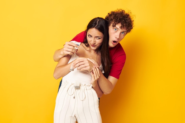 Pareja joven junto con una bolsita de té de fondo amarillo