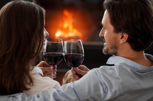 Pareja joven junto a la chimenea