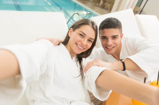 Pareja joven junto a la piscina