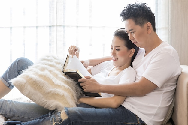 Pareja joven leyendo libro