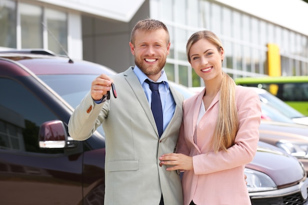 Pareja joven, con, llave del coche