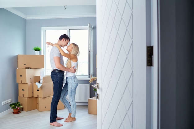 Foto pareja joven con llaves en vivienda nueva