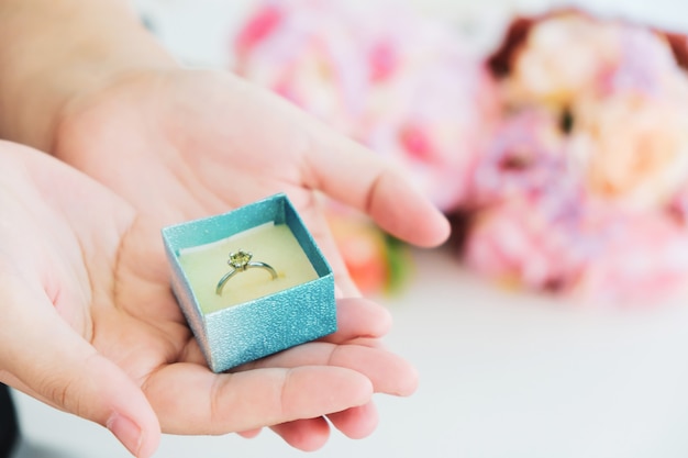 Pareja joven lleva un anillo de bodas.