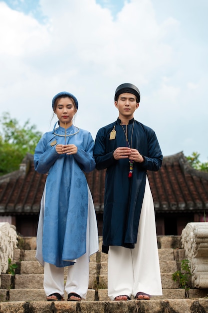 Foto pareja joven, llevando, ao dai, disfraz