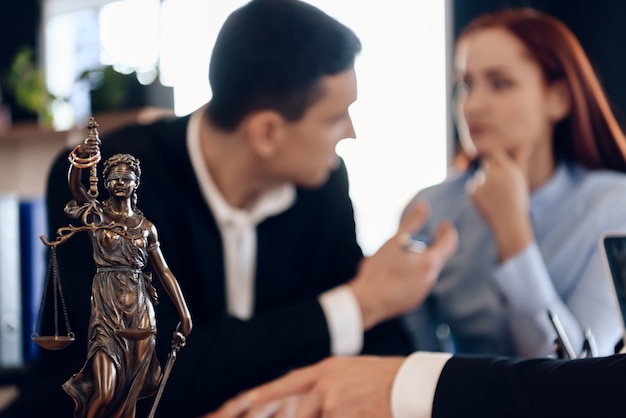 Foto pareja joven matrimonio discutiendo en la oficina de abogado