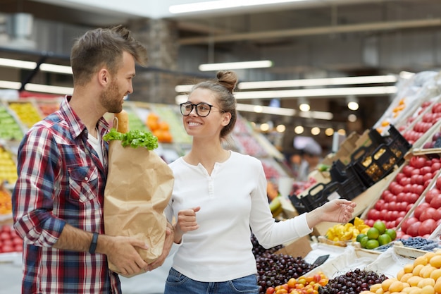 Pareja joven en el mercado