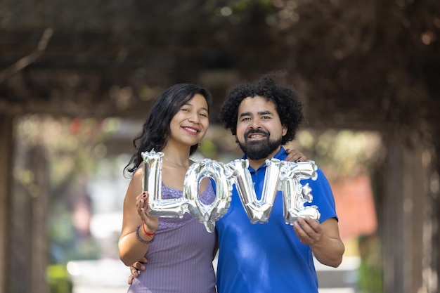 Pareja joven mexicana sosteniendo globo de amor