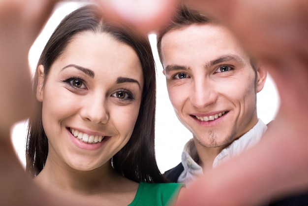 Foto pareja joven está mirando a la cámara.