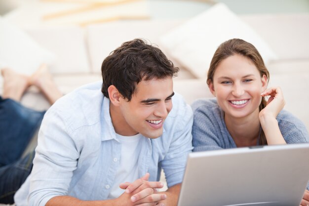 Foto pareja joven mirando una computadora