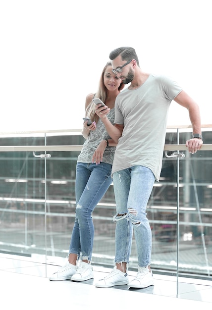 Pareja joven mirando juntos la pantalla del teléfono inteligente